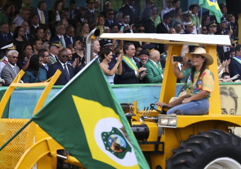 Pelo Estado 9/09 Presença de empresário catarinense ao lado de Bolsonaro vira exemplo de quebra protocolar