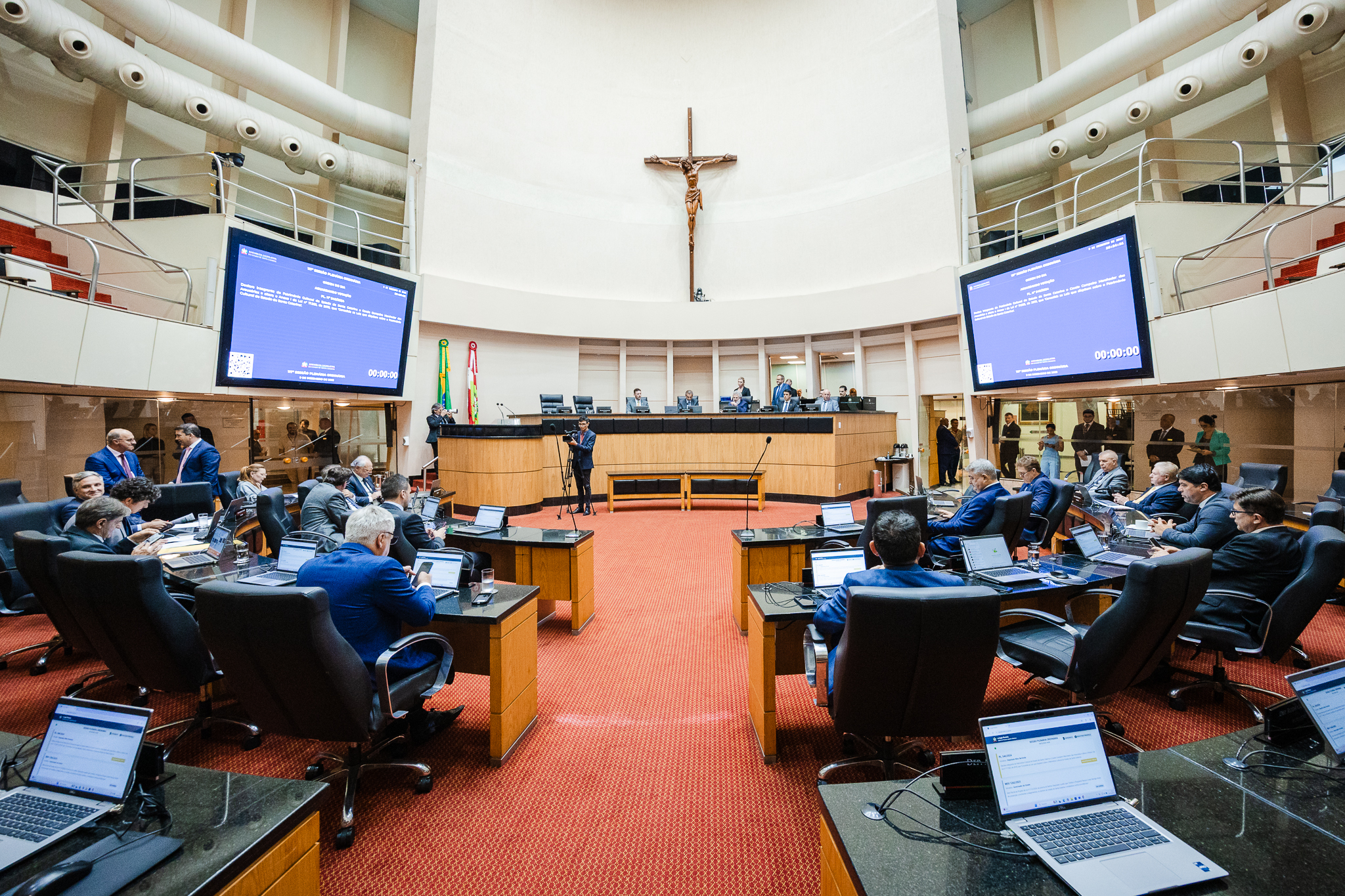 Pelo Estado 12/12: Aprovados projetos que em nada contribuem com a sociedade
