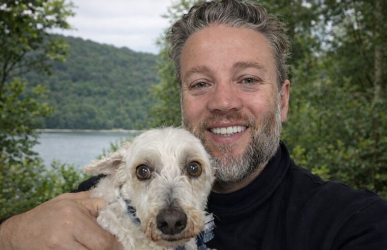 Pelo Estado Entrevista: Vini Amor Animal, vereador de São José e Fundador do Instituto Amor Animal