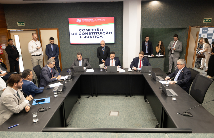 Pelo Estado 16/04: Catarinenses poderão comprar armas com desconto em imposto