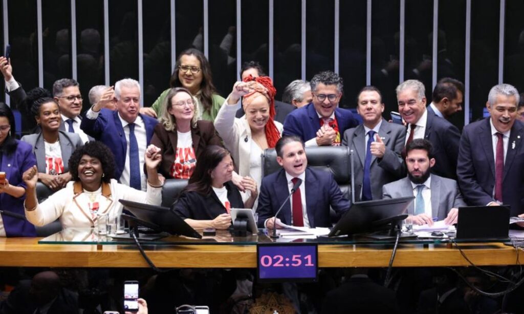 Pelo Estado 29/05: Maioria catarinense em Brasília votou compra PEC 5×2