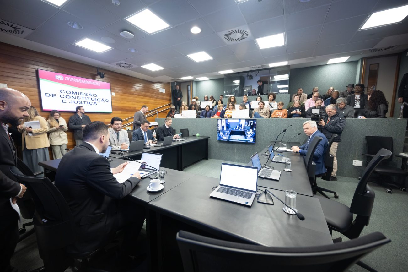 Pelo Estado 15/07: Análise de “nova” política de cotas acaba em polêmica na Alesc